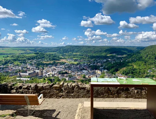 Einen herrlichen Blick auf die luxemburgische Stadt Echternach genießt man von der Aussichtsplattform vor der Liboriuskapelle in Ernzen.