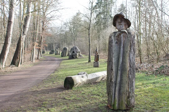 Skulpturen aus Holz und Stein heißen im Nettepark in Plaidt willkommen. Skulpturen aus Holz und Stein heißen im Nettepark in Plaidt willkommen.