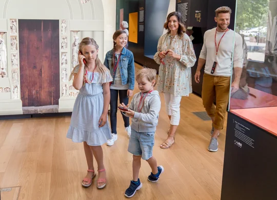 Mit einem Audioguide erkunden Besucher das Dommuseum „Ottonianum“ individuell. Mit einem Audioguide erkunden Besucher das Dommuseum „Ottonianum“ individuell.