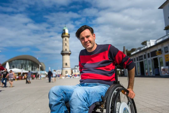 Promenade, Thalasso-Kurwege und Strand: Sie sind in Warnemünde auch mit dem Rollstuhl gut zu erreichen. Promenade, Thalasso-Kurwege und Strand: Sie sind in Warnemünde auch mit dem Rollstuhl gut zu erreichen.