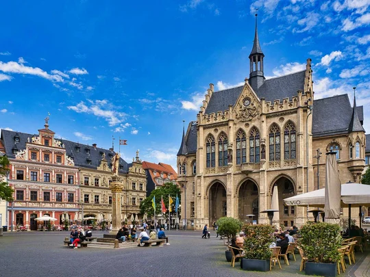 Die Erfurter Altstadt, hier das Rathaus auf dem Fischmark, ist immer eine Reise wert. Die Erfurter Altstadt, hier das Rathaus auf dem Fischmark, ist immer eine Reise wert.