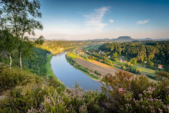 Blick von der Bastei auf die Elbe und den Lilienstein. Blick von der Bastei auf die Elbe und den Lilienstein.