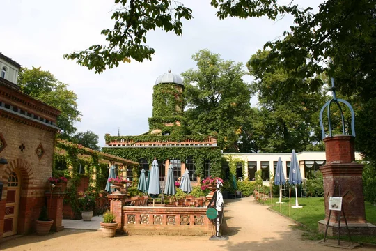 Die Wege im Tempelgarten von Neuruppin sind gut mit dem Rolli befahrbar. Die Wege im Tempelgarten von Neuruppin sind gut mit dem Rolli befahrbar.
