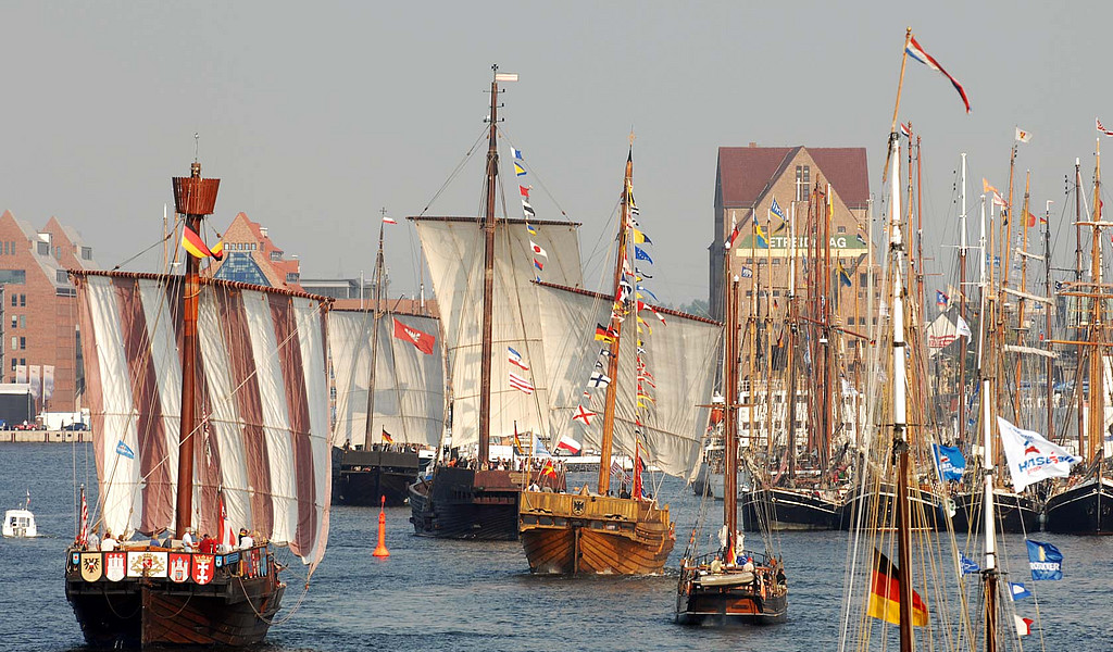 Koggen und viele weitere Schiffe besuchen Rostock zur Hanse Sail. 