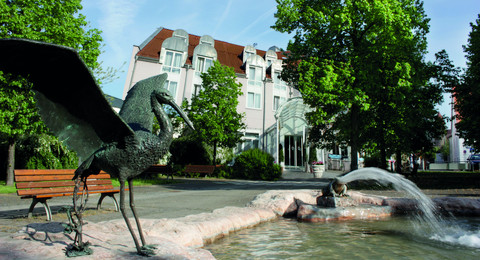 Außenansicht Parkhotel Altmühltal mit Storchenbrunnen