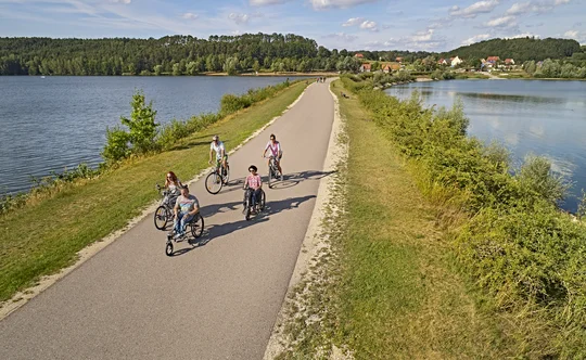 Wasser und Weite: Eine Fahrt über den Damm ist Höhepunkt der Handbiketour um den Kleinen Brombachsee. Foto: TV Fränkisches Seenland / Jens Wegener Wasser und Weite: Eine Fahrt über den Damm ist Höhepunkt der Handbiketour um den Kleinen Brombachsee. Foto: TV Fränkisches Seenland / Jens Wegener