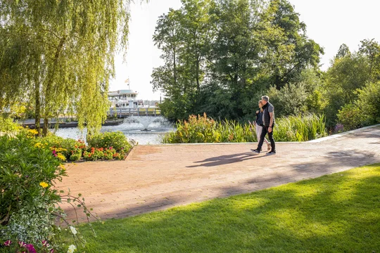 Im Kurpark Bad Zwischenahn genießen Besucher immer wieder den Blick auf das Zwischenahner Meer. Im Kurpark Bad Zwischenahn genießen Besucher immer wieder den Blick auf das Zwischenahner Meer.
