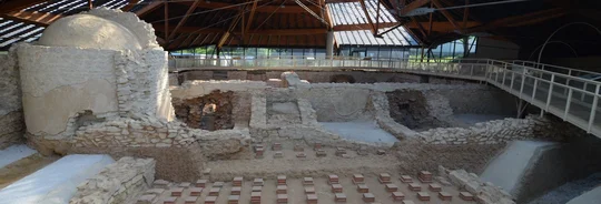 Überdachte bauliche Überreste der römischen Thermen von Weißenburg