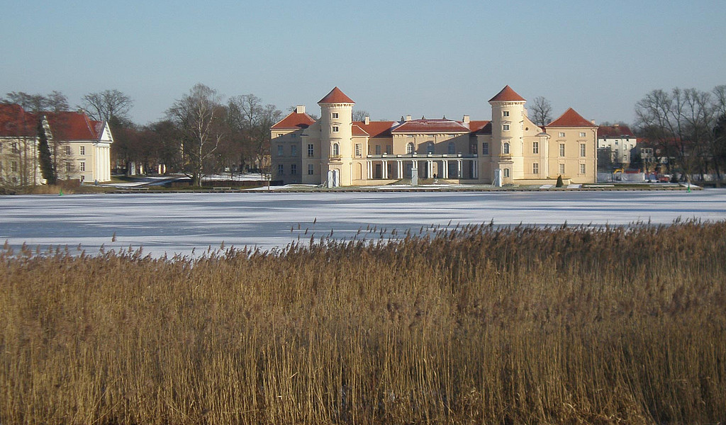 Schloss Rheinsberg liegt malerisch am Grienericksee.