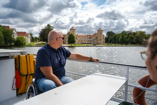 Das Ausflugsschiffs „MS Remus“ der Reederei Halbeck verfügt über einen Lift, damit auch Rollstuhlfahrer an Deck kommen.