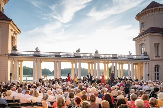 Kultur im Schloss: Bei der Operngala im Schloss Rheinsberg kommen junge Sänger vor traumhafter Kulisse zusammen. Foto: Uwe Hauth Kultur im Schloss: Bei der Operngala im Schloss Rheinsberg kommen junge Sänger vor traumhafter Kulisse zusammen. Foto: Uwe Hauth