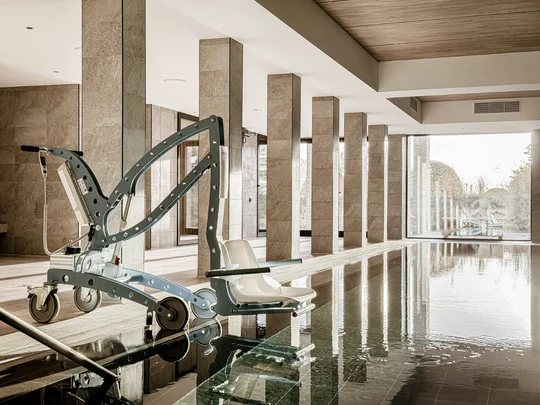 Barrierefreier Wasserzugang: Ein mobiler Lift hebt Rollstuhlfahrer bequem in das Becken. Barrierefreier Wasserzugang: Ein mobiler Lift hebt Rollstuhlfahrer bequem in das Becken.