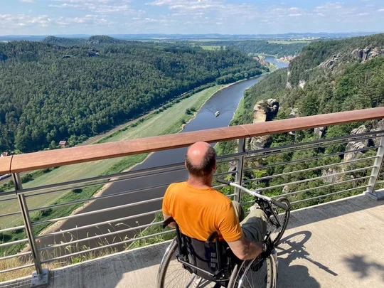 Von der neuen, barrierefreien Basteiaussicht bietet sich ein weiter Blick in das Elbtal. Von der neuen, barrierefreien Basteiaussicht bietet sich ein weiter Blick in das Elbtal.