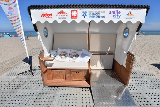 In Rostocks Seebad Warnemünde steht an den Strandaufgängen Nr. 4 und Nr. 10 ein barrierefreier Strandkorb. In Rostocks Seebad Warnemünde steht an den Strandaufgängen Nr. 4 und Nr. 10 ein barrierefreier Strandkorb.