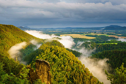 weiter Blick über das Polenztal auf die Felsen und die Landschaft der Sächsischen Schweiz 