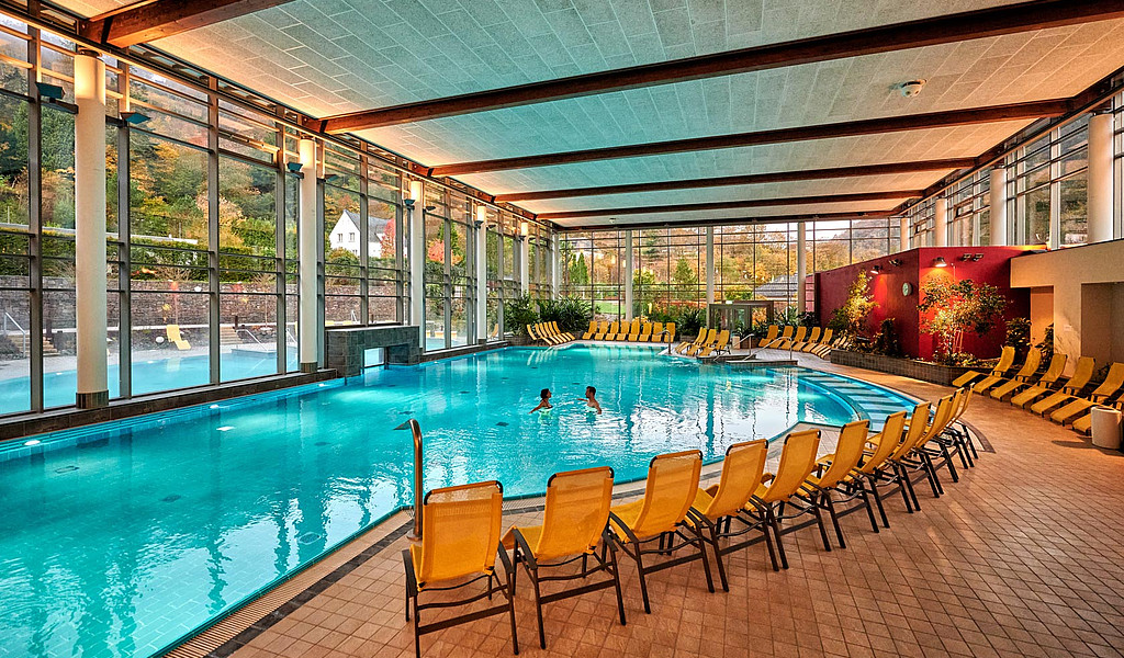 In der Vulkaneifel Therme in Bad Bertrich steht für Gäste mit Mobilitätseinschränkungen ein Lift zum Einstieg ins Wasser bereit.© Florian Trykowski / Rheinland-Pfalz Tourismus Gmb In der Vulkaneifel Therme in Bad Bertrich steht für Gäste mit Mobilitätseinschränkungen ein Lift zum Einstieg ins Wasser bereit.