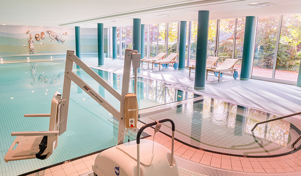 Deutschlands größtes barrierefreies Hotel, das Seehotel Rheinsberg, verfügt auch über ein großzügiges barrierefreies Schwimmbad mit Beckenlift.© Seehotel Rheinsberg Deutschlands größtes barrierefreies Hotel, das Seehotel Rheinsberg, verfügt auch über ein großzügiges barrierefreies Schwimmbad mit Beckenlift.