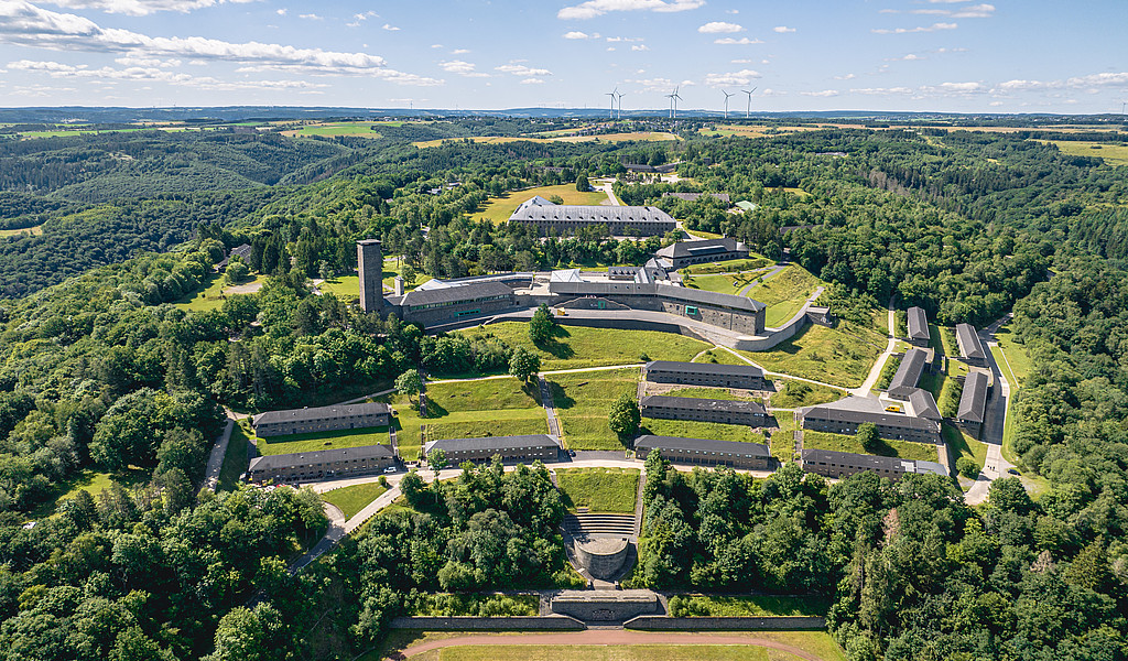 Beeindruckender Gedächtnisort: Die ehemalige NS-Ordensburg ist heute sowohl Museum als auch Begegnungsstätte. Foto: Vogelsang IP - Beeindruckender Gedächtnisort: Die ehemalige NS-Ordensburg ist heute sowohl Museum als auch Begegnungsstätte. Foto: Vogelsang IP Beeindruckender Gedächtnisort: Die ehemalige NS-Ordensburg ist heute sowohl Museum als auch Begegnungsstätte. Foto: Vogelsang IP