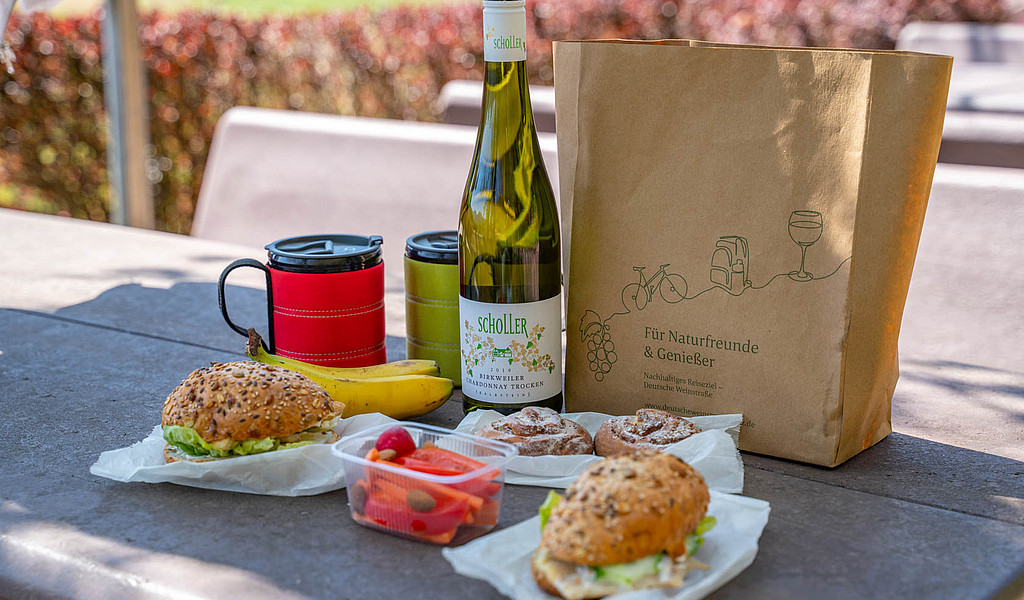 Das Südliche-Weinstraße-Picknick-Paket enthält Brot, Hausmacher, etwas Gemüse und Obst und meist auch eine Flasche Wein.© Thorsten Günthert; Bildarchiv Südliche Weinstrasse e.V. Das Südliche-Weinstraße-Picknick-Paket enthält Brot, Hausmacher, etwas Gemüse und Obst und meist auch eine Flasche Wein.