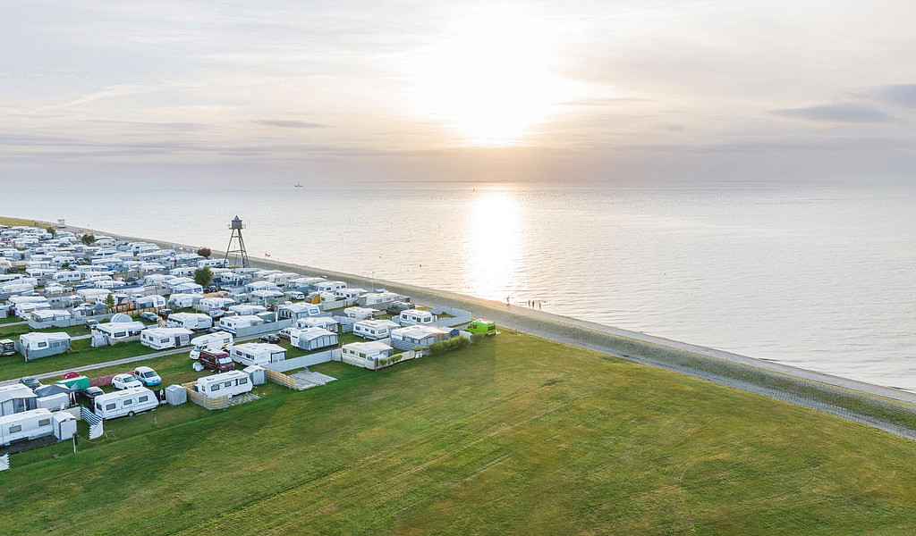 Luftaufnahme vom Campingplatz in Schilig direkt am Wattenmeer - © Wangerland Touristik / Oliver Franke © Wangerland Touristik / Oliver Franke