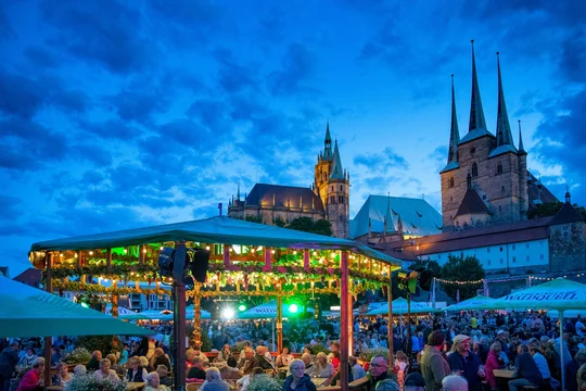 Die Tradition des Weinanbaus in Erfurt geht bis ins 12. Jahrhundert zurück. Auf dem 32. Erfurter Weinfest präsentieren Winzer aus verschiedenen Anbaugebieten ihre Spezialitäten und laden zum Verkosten ein. Die Tradition des Weinanbaus in Erfurt geht bis ins 12. Jahrhundert zurück. Auf dem 32. Erfurter Weinfest präsentieren Winzer aus verschiedenen Anbaugebieten ihre Spezialitäten und laden zum Verkosten ein.