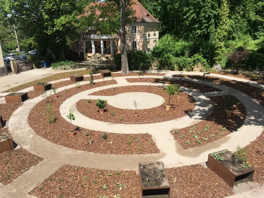 Der barrierefreie Garten des Buches in Lindow gibt Einblicke in Pflanzen aus Tanach, Bibel und Koran. Der barrierefreie Garten des Buches in Lindow gibt Einblicke in Pflanzen aus Tanach, Bibel und Koran.